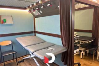 Verzorgde ingerichte praktijkruimte, ingericht als kinesist praktijk in gemeente Koolkerke. De praktijkruimte bestaat uit een behandelkamer met...