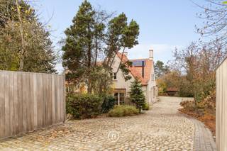 Ontdek deze prestigieuze villa, gerealiseerd met hoogwaardige materialen en een uitzonderlijke afwerkingsgraad op een riant perceel van 1...