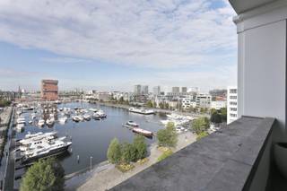 High-end afgewerkte penthouse met zeer ruim terras en fenomenaal uitzicht op de jachthaven en het MAS.Het penthouse is gelegen op het Eilandje tussen...