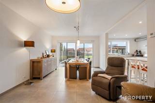 Indeling:Gelijkvloers: inkomhal, gastentoilet, ruime leefruimte met open keuken, garage met elektrische poortEerste verdiep: 3 ruime slaapkamers...