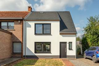 <strong>Energiezuinige 2slpk-woning met garage op toplocatie te Beerse.</strong><br /><span>EPC: B-label | Elektriciteit conform! | Recente vernieuwingen | Beschikbaar April 2027</span><br /><br /><strong>Omschrijving:</strong><br /><span>We betreden deze charmante en lichtrijke woning via de inkomhal, dewelke direct uitgeeft op de leefruimte met open keuken. Deze nieuwe keuken is voorzien van een inductie kookvuur, dampkap, microgolfoven, spoelbak, koelkast en vaatwasser. De ideale hoek voor wasmachine en droogkast is netjes verwerkt in de keukenwand. Tevens geniet de leefruimte van een aparte, gezellige zithoek. Verder biedt de gelijkvloerse verdieping van een apart toilet en toegang tot de praktische kelderberging.</span><br /><br /><span>Tevens biedt deze woning 2 volwaardige slaapkamers en een volledig vernieuwde badkamer (2021) op de eerste verdieping. De badkamer is uitgerust met een ligbad, een douche, een badkamermeubel met wastafel en een toilet. Als troef geniet deze woning van een gezellig terras achteraan de woning en voldoende parkeergelegenheid, dankzij de ruime garagebox en de extra staanplaatsen vooraan de woning. Alsook een praktische opbergzolder ontbreekt hier niet!</span><br /><br /><strong>Algemeen:</strong><br />- EPC: 142 kWh/m² (B-label)<br />- Vernieuwingen 2025: Dak volledig, keuken, ramen, rolluiken, ...<br />- Nieuwe badkamer (2021)<br />- Nieuw gastentoilet (2023)<br />- Vernieuwing elektriciteit, afvoeren,...<br />- Garagebox reeds inbegrepen in de prijs!<br />- Terras<span><br /></span><span>- Gunstige ligging op wandelafstand van het centrum van Beerse</span>