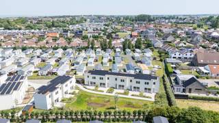 <h2><span>Te koop: Woning 30</span></h2><p><span>De Strandloper Bredene aan Zee</span><span><br /></span><span>±75 m² bewoonbaar | 3 slaapkamers | ZW-georiënteerde tuin</span></p><p><span>Een naar eigen smaak af te werken </span><span>halfopen </span><span>vakantiewoning in het recente kustproject </span><span>De Strandloper</span><span>.<br />Hier geniet je dagelijks van </span><span>rust, zee &amp; duinen</span><span> op wandelafstand van het strand.</span></p><h3><span>Volledig afgewerkt &amp; meteen instapklaar</span></h3><ul><li><span>75 m²</span><span> optimaal ingedeelde leefruimte</span></li><li><span>3 volwaardige slaapkamers</span><span> ideaal voor gezin &amp; verhuur</span></li><li><span>Zuidwest-georiënteerde tuin</span><span> zon &amp; privacy</span></li><li><span>Duurzame en energiezuinige technieken</span></li><li><span>Parkeerplaats</span><span> ( 10.000) niet in prijs inbegrepen</span></li><li><span>Uitstekende verhuurmarkt</span><span> in Bredene aan Zee</span></li><li><span>Topligging</span><span>: duinen &amp; strand vlakbij, winkels op wandelafstand</span></li></ul><p><span>Een zeldzame kans: </span><span>nieuw én strategisch gelegen</span><span>.</span></p><h3><span>Indeling &amp; afwerking</span></h3><ul><li><span>Lichtrijke </span><span>open leefruimte</span><span> met zicht op tuin</span></li><li><span>Moderne </span><span>volledig uitgeruste keuken</span></li><li><span>Strakke badkamer met:</span><ul><li><span>Hangtoilet</span></li><li><span>Douche in mineraalcomposiet + handdouche</span></li><li><span>Badkamermeubel + spiegel</span></li></ul></li><li><span>Warmtepomp lucht/lucht</span><span> + </span><span>warmtepompboiler</span></li><li><span>Zonnepanelen</span><span> voor lagere energiekosten</span></li><li><span>Duurzame, onderhoudsvriendelijke materialen</span></li><li><span>Individuele waterteller alles privé geregeld</span></li></ul><p><span>Hier woon je </span><span>comfortabel, zorgeloos en toekomstgericht</span><span>.</span></p><p><span>Bredene: natuur, rust &amp; bereikbaarheid</span></p><p><span>De ideale balans tussen vakantiegevoel en wooncomfort:</span></p><ul><li><span>Uitgestrekte duinen en strand als achtertuin</span></li><li><span>Veilig &amp; rustig domein</span></li><li><span>Horeca, winkels en recreatie </span><span>op wandelafstand</span></li></ul><p><span>Perfect als:<br />Tweede verblijf<br />Investering met hoog rendement<br />Gezinsvriendelijke kustuitvalsbasis<br />Parkeerplaats optioneel: </span><span>10.000</span><span>€</span></p><p><span> </span></p><p><span> </span></p>