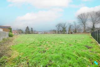 Gelegen in een tweede, rustigere bouwlijn biedt dit perceel een ideale combinatie van privacy en comfort. Via een trage toegangsweg bereikt u...