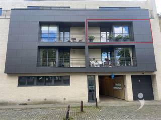 <p><span>Bent u op zoek naar een ruim, stijlvol en volledig gemeubeld appartement in een uitstekende ligging? Dan is dit prachtige appartement in Heverlee precies wat u zoekt.</span></p><p><span>Dit verzorgde appartement beschikt over twee ruime slaapkamers. Eén van de slaapkamers geeft rechtstreeks toegang tot een gezellig terras waar u in alle rust kan genieten.</span></p><p><span>De moderne badkamer is uitgerust met alle comfort: een dubbele lavabo, een ligbad met douche en een toilet. Daarnaast is er een praktische berging voorzien voor een wasmachine en extra opslagruimte.</span></p><p><span>De lichtrijke leefruimte biedt voldoende plaats voor zowel een comfortabele zithoek als een ruime eetplaats. Dankzij de grote ramen geniet u van veel natuurlijk licht en een aangename sfeer doorheen het hele appartement.</span></p><p><span>De moderne keuken is volledig uitgerust en voorzien van alle nodige toestellen en comfort.</span></p><p><span>Als extra troef beschikt het appartement over een mooi overdekt terras aan de straatkant.</span></p><p><span>De ligging is absoluut ideaal:</span></p><ul><li><span>Op wandelafstand van het centrum van Leuven </span></li><li><span>Supermarkt en winkels vlakbij </span></li><li><span>Centrale en vlotte verbindingen </span></li></ul><p><span> </span></p>