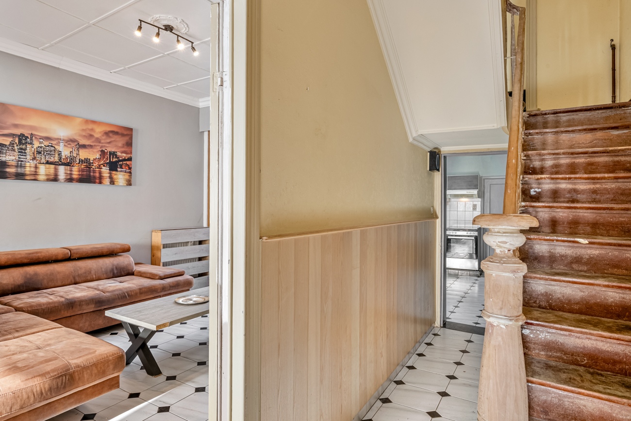 Charmante gesloten (kangoeroe)woning met heel wat potentieel op een gegeerde locatie in Oostakker! - foto 2