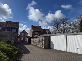 Deze verzorgde garage heeft een breedte van 2,70 m en een diepte van 5,28 m, wat zorgt voor een comfortabele parkeerruimte en...