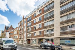 Deze aparte garagebox met poort is gelegen in de Vital Decosterstraat 83-87 in het centrum van Leuven in de Residentie Bredero.<br />Makkelijk bereikbaar via de Vaartstraat / Vismarkt en onmiddellijk beschikbaar.<br />Binnenmaten +/- 2,65 x 6,25 ! Jaarlijkse gemeenschappelijke kost van +/- 85 Euro.<br />Meer info via Vincent op 0477 284876 of vincent@immojanstas.be<br />Bijkomende info (asbestattest, bodemattest, plan,...) kan U hieronder downloaden ↓
