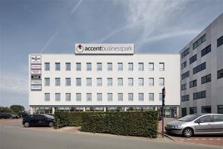 Mogelijkheid tot gebruik van een bureau (co-workingplek) of individuele kantoorruimte vanaf ca. 7 m² in Regus Roeselare.Gelegen op het Westwing...