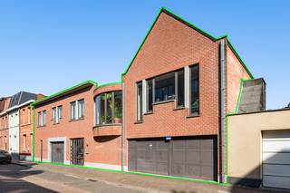 In een rustige straat in het hart van Merksem bevindt zich deze statige woning met 21m gevelbreedte. Deze uitstekend onderhouden woning heeft een bewoonbare oppervlakte van ongeveer 260 m²!<br /><br />De woning is uiterst centraal doch rustig gelegen! Zo vind je vlakbij verschillende winkels, scholen, openbaar vervoer en belangrijke invalswegen richting Antwerpen. Tegelijk woon je hier in een aangename buurt waar rust en bereikbaarheid hand in hand gaan.<br /><br />We betreden de woning via een verzorgde inkomhal met gastentoilet. Achter de linkse garagepoort treffen we 6 verhuurde autostaanplaatsen, met een aantrekkelijke huuropbrengst. De buurt heeft een structureel tekort aan parking, dus er zijn altijd voldoende kandidaten om te huren. De rechtse garagepoorten zijn privatief voor de woning, hier treffen we ook een praktische wasberging. <br /><br />Via de trap komen we in de hal met vestiaire die toegang geeft tot de eerste verdieping. Hier is de royale leefruimte van ca. 59 m² met parketvloer en open haard gelegen. Dankzij de grote raampartijen geniet deze ruimte van veel natuurlijke lichtinval en een mooi zicht op het zonnige terras. Aansluitend bevindt zich de eetkamer, eveneens met toegang naar buiten.<br /><br />De ruime keuken is volledig uitgerust en voorzien van alle comfort, waaronder een gasvuur, oven, microgolfoven, dampkap en koelkast met diepvriesvak.<br /><br />Op deze verdieping bevinden zich nog 3 slaapkamers van respectievelijk 17 m², 17 m² en 16 m². Twee slaapkamers geven rechtstreeks uit op het ruime terras van ca. 83 (!) m².<br />Verder beschikt de woning over een badkamer met dubbele lavabo, ligbad met douchefunctie, een aparte douchekamer en een extra toilet.<br /><br />Pluspunten:<br />+ Zeer ruime / goed onderhouden woning met veel lichtinval<br />+ Gigantische garage/opslagruimte van ca. 204 m² met 6 verhuurde autostaanplaatsen.<br />+ privatieve dubbele garage en bergingen aanwezig<br />+ Groot zonneterras van ca. 83 m² met VOLLEDIGE PRIVACY<br />+ 3 slaapkamers<br />+ Gunstig EPC<br />+ Rustige ligging nabij winkels, scholen en openbaar vervoer<br />+ Vlotte verbinding naar Antwerpen en belangrijke invalswegen<br /><br />Heeft u interesse in deze woning en wenst u een bezoek ter plaatse in te plannen? Aarzel niet ons te contacteren. Wij zijn bereikbaar via het nummer 03 337 50 70 of info@vbvastgoed.be.