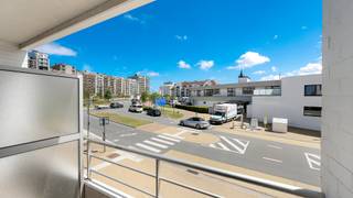 Mooi appartement met twee slaapkamers en twee terrassen in het centrum van Heist. Alle commerciële voorzieningen, het station en het strand op wandelafstand bereikbaar.<br /><br />Indeling:<br />Ruime inkomhal met vestiaire en een praktische berging met aansluiting voor een wasmachine en een droogkast. De lichtrijke woonkamer geeft uit op een aangenaam terras aan de voorzijde, waar u kunt genieten van een open en rustgevend uitzicht. De open keuken is volledig uitgerust met alle nodige toestellen en sluit naadloos aan op de leefruimte.<br /><br />Aan de achterzijde bevinden zich twee volwaardige slaapkamers, beide met toegang tot een ruim westgericht terras dat uitkijkt over de polders. Dankzij deze ideale oriëntatie geniet u hier de hele namiddag en avond van de zon. De badkamer, bereikbaar via de nachthal, is uitgerust met een toilet, ligbad, lavabo en een comfortabele inloopdouche.<br /><br />Daarnaast bestaat de mogelijkheid om een afgesloten garagebox in het gebouw aan te kopen.<br /><br />Troeven: overal hoogrendementsglas, energiezuinig (EPC label B), een recente vernieuwde condensatieketel, twee aangename zonneterrassen, open zichten voor-en achteraan,... Prijs/kwaliteit een mooi aanbod.<br /><br />Bezoeken? Graag na afspraak met Maxim Slabbinck op 0494/52.59.73