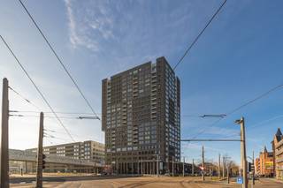 <p>Dit <strong>gemeubeld</strong> appartement is gelegen op de 9de verdieping van de hippe <strong>Londentower</strong>. Het Eilandje is dé buurt in ontwikkeling met zijn gezellige Jachthaven, leuke horecazaken en zijn fantastische 'Park Spoor Noord'! De fietsbrug over de Italiëlei tot in het park start aan de voet van het gebouw. <br /><br /><strong>Indeling:</strong> inkomhal op parket; apart toilet met handenwasser, aparte wasplaats/berging, woonkamer op parket met veel lichtinval (ochtendzon), aansluitend terras op betonsteen. Open keuken met ontbijttoog, voorzien van alle toestellen, knusse slaapkamer op parket, badkamer met ligbad (+ douchesysteem) en wastafel.<br /><br /><strong>Bijzonderheden: </strong></p>
<ul>
<li>Volledig gemeubeld en instapklaar.</li>
<li>Videofoon - Prachtig panoramisch uitzicht - Camerabewaking en receptionist(e) voorzien.</li>
<li>Het appartement werd in 2024 volledig herschilderd.</li>
<li>Diverse gemeenschappelijke fietsenbergingen.</li>
<li>Centraal afvalpunt in het gebouw. </li>
<li>Algemene kosten ca. € 145/mnd. (inclusief provisie verwarming).<br /> </li>
</ul>