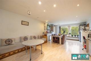 <p><span>In een rustige, groene en residentiële buurt van Berchem vinden we dit ruim, doch op te frissen, appartement terug. Het appartement bevindt zich in een kleinschalig gebouw van 5 entiteiten, zonder lift. Dankzij de gunstige ligging is het openbaar vervoer, waaronder station Antwerpen-Berchem, vlot bereikbaar. Voor wie zich met de wagen verplaatst, zijn de Antwerpse Ring en belangrijke invalswegen vlakbij.</span></p><p><span> </span></p><p><span>Ideaal voor starters of als veilige investering (het appartement is thans verhuurd).</span></p><p><span> </span></p><p><span>Grootste troeven:</span></p><p><span>-Rustige en groene ligging</span></p><p><span>-Gezellig en zonnig terras (4 m²)</span></p><p><span>-Extra privatieve kelderberging</span></p><p><span>-Vlotte bereikbaarheid: station, Ring en invalswegen vlakbij</span></p><p><span> </span></p><p><span>Indeling:</span></p><p><span>Aan de voorzijde bevindt zich de ruime en lichtrijke woonkamer van 34 m² met een aangenaam groen uitzicht. Aansluitend vinden we de gedeeltelijk geïnstalleerde keuken (5 m²) terug. Achteraan zijn er twee volwaardige slaapkamers (16 m² en 12 m²), waarbij de kleinere slaapkamer directe toegang biedt tot het zonnige, zuidoostgerichte terras (4 m²). De centrale inkomhal verbindt alle ruimtes, waaronder de badkamer (4 m²) met ligbad alsook een apart toilet. Tot slot beschikt het appartement over een privatieve kelderberging (4 m²). </span></p><p><span>Dit appartement is ideaal voor wie op zoek is naar een ruime woonst op een rustige en groene locatie, met de mogelijkheid om het volledig naar eigen smaak op te frissen.</span></p><p><span> </span></p><p><span>Voor meer informatie kan u terecht bij Area Partners via info@area.be of 03/284.60.60.</span></p>