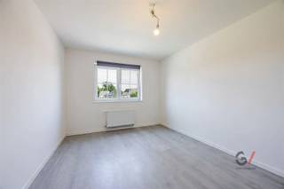 <p>Op zoek naar een plek waar je écht thuis kan komen? Welkom in de Reikemstraat 7 in Herent.</p><p>Vanaf het moment dat je binnenstapt voel je je direct thuis. De gezellige leefruimte met grote raampartijen baadt de hele dag in natuurlijk daglicht en vormt zonder twijfel het kloppende hart van de woning, een plek om samen te koken, te tafelen en herinneringen te maken.</p><p>Met 6 slaapkamers en 2 badkamers biedt deze instapklare halfopen bebouwing verrassend veel mogelijkheden. Of je nu een groot gezin hebt, een thuisbureau wenst of extra ruimte zoekt voor hobby’s of logés, hier kan het allemaal.</p><p>Wat deze woning extra bijzonder maakt, is de ligging in een doodlopende straat. Hier spelen kinderen nog onbezorgd buiten, fietsen ze veilig op straat en geniet je van echte rust.</p><p>En toch ligt alles dichtbij: scholen, winkels, openbaar vervoer en een vlotte verbinding naar Leuven en Brussel.</p><p>Dit is meer dan een huis, het is een plek waar een nieuw hoofdstuk begint. </p><p>Wacht niet langer en maak een afspraak met Lauren van Gilles Vastgoed via 0468/486 127 of email haar via lauren@gillesvastgoed.be</p>