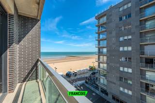 Op de Zeedijk te Middelkerke is dit instapklaar hoekappartement met één slaapkamer gevestigd. Dankzij de aangename ligging bevindt u zich aan de zee en het strand alsook op wandelafstand van het centrum van Middelkerke.<br /><br />Het appartement is voorzien van onder andere een nieuwe keuken en badkamer en een aparte slaapkamer.<br /><br />Daarnaast geniet u volop van een fantastisch zicht op het hinterland en zijdelings zicht op zee.<br /><br />Tot slot beschikt het eigendom ook over een privatieve berging in de kelder.<br /><br />Indeling: Woonkamer - open keuken - terras - badkamer - slaapkamer<br /><br />Bent u op zoek naar een instapklaar appartement met zicht op zee? Aarzel dan niet en leg snel uw bezoek vast via inti@immofrancois.be of 0499 74 89 74. <br /><br />