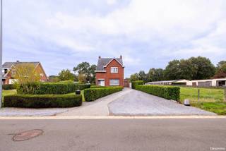 <p>Op zoek naar een woning met karakter en potentieel? Ontdek deze charmante <strong>gezinswoning</strong> uit <strong>1959</strong>, rustig gelegen in een aangename woonwijk te <strong>Balen</strong>. Met een <strong>mooie diepe tuin</strong>, <strong>3 ruime slaapkamers</strong> en tal van mogelijkheden, vormt dit de ideale basis om je <strong>droomwoning</strong> van te maken!</p>
<p>Op het <strong>gelijkvloers</strong> kom je binnen via de <strong>inkomhal</strong> met houten trap naar de bovenverdieping. De <strong>gezellige woonkamer</strong> is opgedeeld in een zithoek met haard of tv-hoek en een lichtrijk eetgedeelte met <strong>pelletkachel</strong> – de perfecte plek om te ontspannen met familie of vrienden.</p>
<p>Aansluitend bevindt zich de <strong>eetkeuken</strong>, die rechtstreeks toegang biedt tot de <strong>badkamer</strong>, uitgerust met wastafel, stortbad/douche en aansluiting voor wasmachine. Een <strong>apart toilet</strong> grenst aan de badkamer.</p>
<p>Op de <strong>verdieping</strong> vind je <strong>drie ruime slaapkamers</strong> en via een luik toegang tot de <strong>bergzolder</strong>. Verder beschikt de woning over een <strong>kelder</strong> – ideaal als extra bergruimte of voorraadkelder.</p>
<p>Buiten geniet je van een <strong>diepe, groene tuin</strong>, waar je in alle rust kan genieten van het buitenleven.</p>
<p>Enkele extra troeven:</p>
<ul>
<li><strong>Dubbel glas beneden (1980)</strong> – boven nog enkele beglazing</li>
<li><strong>Verwarming op stookolie</strong> (niet-conform attest)</li>
<li><strong>EPC-label F</strong> – <strong>renovatieverplichting van toepassing</strong>, maar met tal van mogelijkheden om de woning energiezuiniger te maken</li>
</ul>
<p>Ben jij klaar om van deze solide woning een moderne gezinswoning te maken, helemaal naar jouw smaak?<br />Mis deze kans niet en plan snel je <strong>bezoek</strong>!</p>