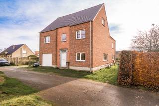 Maison offrant un potentiel, un espace et une flexibilité exceptionnels Cette maison spacieuse et récente (2007) constitue une base solide pour...