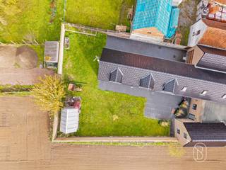 Te koop: Rustig gelegen woning met 3 slaapkamers in LaplaigneOp een uitzonderlijk rustige ligging in een doodlopende straat in Laplaigne bevindt zich deze aangename woning met 3 slaapkamers en tuin. Een ideale plek voor wie houdt van rust, natuur en comfortabel wonen!Wat maakt deze woning uniek?Via de inkomhal bereikt u de gezellige woon- en eetkamer, waar u geniet van een aangename leefomgeving. Aansluitend bevindt zich de ingerichte keuken, die toegang biedt tot een praktische stookruimte en een douchekamer met toilet.Op de eerste verdieping bevinden zich 3 volwaardige slaapkamers, waarvan één beschikt over een private badkamer met toilet. Buiten geniet u van een aangename tuin met terras, waar u in alle rust kunt ontspannen met een prachtig open uitzicht op de omliggende velden. Een toegangspad leidt naar de poort van het perceel.Ook technisch beschikt de woning over interessante troeven: EPC-label C, conforme elektriciteit, PVC-ramen met driedubbele beglazing en een houtkachel. Daarnaast zijn een waterput en aansluiting op de riolering aanwezig.Voor wie is dit ideaal?Ideaal voor gezinnen, koppels of natuurliefhebbers die op zoek zijn naar een charmante woning met 3 slaapkamers, een tuin en een prachtig landelijk uitzicht.Meer info of bezoek via loicvdv@immobeguin.beTe koop via Immo Beguin, uw vastgoedexpert sinds 2009. Met kantoren in Ronse, Waregem, Kortrijk, Deinze, Doornik, Moeskroen, Nieuwpoort en Lessines.