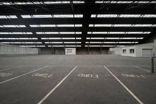 Magazijn met geplande renovatiewerken, beschikbaar vanaf <strong>1.000 m² tot 3.950 m²</strong>.<br /><br />Aan de Wiedauwkaai in Gent komt een ruim magazijn van <strong>3.950 m²</strong> beschikbaar voor verhuur. Het pand biedt een grote flexibiliteit dankzij de mogelijkheid om het magazijn in zijn totaliteit te huren of op te delen in twee afzonderlijke units.<br /><br />De volgende oppervlaktes zijn mogelijk:
<ul>
<li><strong>1.000 m²</strong></li>
<li><strong>1.975 m²</strong></li>
<li><strong>2.950 m²</strong></li>
<li><strong>3.950 m²</strong></li>
</ul>
Dankzij de indrukwekkende nokhoogte van 14 meter is het magazijn bijzonder geschikt voor opslag, logistiek en diverse andere bedrijfsactiviteiten waarbij ruimte en volume centraal staan.<br /><br /><strong>Renovatie en afwerking</strong><br />De renovatiewerken aan het magazijn zijn gepland. Het pand zal hierdoor worden gerenoveerd en in een verzorgde, instapklare staat worden aangeboden.<br />Daarnaast is er ruimte voor overleg met de eigenaar over eventuele verfraaiings- of aanpassingswerken, afgestemd op de specifieke noden en activiteiten van de toekomstige huurder.<br /><br />Deze ruimte is perfect voor bedrijven die behoefte hebben aan een flexibele en veilige opslag- of werkruimte.<br />Voor meer informatie of het plannen van een bezichtiging, neem vandaag nog contact met <strong>Simon De goque</strong> op voor meer informatie of een bezichtiging. <br /><u><em>Tel: +32 473 37 55 50 <br />Mail: simon.dg@kmovastgoed.be</em></u>
