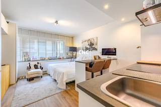 Mooi gerenoveerde studio in het centrum van Knokke. Gelegen op de Zoutelaan, nabij Lippenslaan, Dumortierlaan en Kustlaan. Indeling: inkomhal,...