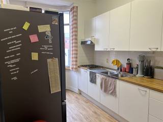 Dit rustig gelegen appartement op de derde verdieping omvat twee slaapkamers en een ruime woonkamer. Gelegen nabij het station en Leuvense vaart.