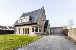 Deze gezellige, ruime en volledig gerenoveerde villa ligt in het hart van Deerlijk. Op wandelafstand van scholen, winkels en alle...