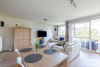 Dit <strong>perfect onderhouden</strong> appartement met <strong>twee slaapkamers</strong> is gelegen op een gunstige, vlot bereikbare locatie te Gentbrugge. <br /><br />Via de inkomhal kom je binnen in de <strong>lichtrijke leefruimte</strong> met aansluitend een <strong>volledig voorziene keuken</strong> met praktische keukenberging. Vanuit de leefruimte heb je toegang tot het aangename, rustige <strong>terras </strong>met zicht op het groen. Verder beschikt het appartement over een apart toilet, twee volwaardige slaapkamers met <strong>zonnewering </strong>en een <strong>ruime badkamer</strong>.<br /><br />Op de kelderverdieping bevindt zich de <strong>private afgesloten garagebox. </strong>Deze dient aangekocht te worden voor €25.000.<br /><br />Verder is er een <strong>conforme elektrische installatie</strong> en een gunstig <strong>EPC-label A</strong>. Bovendien worden de gemeenschappelijke delen van de residentie steeds netjes onderhouden. <br /><br />Tot slot is ook de ligging een grote troef. Zowel met de wagen als de fiets vlot bereikbaar en het Gentse stadcentrum ligt amper op zo'n 3 kilometer verwijderd. Dankzij de nabijheid van diverse invalswegen, het openbaar vervoer, supermarkten, scholen en diverse sportinfrastructuur woon je hier op een heel praktische locatie.<br /><br />Ook als investering interessant wegens gemakkelijk te verhuren of voor uw studerende kinderen.<br /><br />Het appartement is beschikbaar ten laatste op 01/07/2027 i.v.m. aankoop andere woning. Dit kan hoogstwaarschijnlijk al vroeger zijn. <br /><br />Interesse in dit <strong>instapklaar</strong>, <strong>energiezuinig </strong>en <strong>goedgelegen </strong>appartement met garagebox? <strong>Contacteer Gijs</strong> via gijs@convas.be of 0492 84 48 24 (telefonisch of via Whatsapp).