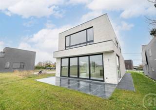 <p>2% registratie mogelijk!*</p><p>Deze prachtige nieuwbouwwoning bevindt zich langs een doorgaande weg met een snelle verbinding naar zowel Mechelen als Willebroek. Dankzij de centrale ligging woont u hier vlak bij alle belangrijke voorzieningen zoals supermarkten, scholen en andere dagelijkse benodigdheden.</p><p>Bij het betreden van de woning worden we ontvangen in een ruime inkomhal die leidt naar de lichte, open leefruimte. Dankzij de grote ramen geniet u hier de hele dag door van natuurlijk daglicht. De ideale plek om te ontspannen en tijd door te brengen met familie. Aansluitend bevindt zich de moderne open keuken, volledig uitgerust met kwalitatieve toestellen zoals een vaatwasser, oven, microgolf en kookplaat.</p><p>Op de eerste verdieping bevinden zich maar liefst vier ruime slaapkamers. Eén van deze kamers beschikt zelfs over een eigen, private toegang tot een douche. Daarnaast is er een stijlvolle, hedendaagse badkamer met een inloopdouche, ligbad, toilet en dubbele lavabo, comfort verzekerd.</p><p>Buiten ontdekt u een zeer ruime tuin, perfect voor ontspanning, tuinfeestjes of andere buitenactiviteiten. Aan de voorzijde biedt de brede oprit plaats aan meerdere wagens.</p><p>Woonuitbreidingsgebied, vergunning, Geen voorkooprecht, Geen dagvaarding, Verkavelingsvergunning<br />EPC A 41kwh/m2 jaar , 12025-G-OMV_20220053475/EP16633/A001/D01/SD001</p>