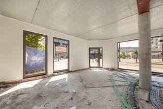 Commercieel gelijkvloers op absolute toplocatie.<br /><br />Het gelijkvloers is gelegen in een nieuw gebouw op wandelafstand van winkels, openbaar vervoer, restaurants,...<br /><br />De ruimte geniet een oppervlakte van +/- 60 m² en is in casco staat. Algemene onkosten: € 50 per maand.