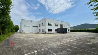 Bâtiment commercial à vendre dans la zone industrielle de Mollem, sur un terrain de 3.759 m², situé le long de l'Assesteenweg. Fantastiquement...