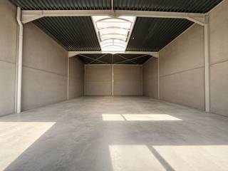 Ontdek HOUTLAND-WEST, een gloednieuwe KMO-site in Ichtegem. Gelegen tussen Torhout en Gistel geniet deze ontwikkeling van een uitstekende bereikbaarheid en een strategische ligging voor ondernemers en bedrijven.<br /><br />De units zijn onmiddellijk beschikbaar en hebben oppervlaktes variërend van 229 m² tot 277 m². Dankzij de kwalitatieve afwerking en moderne infrastructuur vormen deze bedrijfsunits een ideale uitvalsbasis voor diverse activiteiten.<br /><br />Troeven:<br />• Onmiddellijk beschikbaar<br />• Oppervlaktes van 229 m² tot 277 m²<br />• Strategische ligging tussen Torhout en Gistel<br />• Vrije hoogte van 6,2 meter<br />• Parkeermogelijkheden voorzien<br />• Gepolierde industriële betonvloer<br />• Lichtstraat met natuurlijke lichtinval<br />• Aluminium schrijnwerk met elektrische sectionale poort<br /><br />Dankzij de combinatie van bereikbaarheid, functionaliteit en hoogwaardige afwerking vormen deze KMO-units een uitstekende opportuniteit voor ondernemers die op zoek zijn naar een nieuwe bedrijfsruimte.<br /><br />Enkele afbeeldingen werden digitaal gevisualiseerd en dienen louter als inspiratie voor de mogelijke inrichting en afwerking van de loods.<br /><br />Voor meer informatie of een bezoek, contacteer Simon via simon@vicusvastgoed.be of op het nummer 0498 12 37 08.
