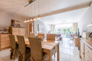 Op een absolute toplocatie, vlak bij de gezellige haven en op wandelafstand van winkels en horeca, bevindt zich dit charmante gelijkvloerse...