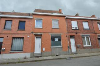 Gelegen op wandelafstand van het centrum, winkels en scholen in een rustige straat.<br /><br />Deze woning met een centrale ligging werd binnenin volledig tot in de puntjes vernieuwd met kwaliteitsmaterialen en een verregaande isolatie die resulteert in een sterke energiezuinigheid. <br /><br />Op het gelijkvloers de inkomhal die toegang geeft tot het apart toilet en de ruime handige berging. Aan woonruimte geen gebrek door de lichtrijke leefruimte met aansluitend de moderne keuken. Vanuit de leefruimte heeft u vol zicht op de tuin. Een handige kelder die dient als bergruimte is bereikbaar via de leefruimte.<br /><br />Op de eerste verdieping zijn er 2 ruime slaapkamers met daarnaast de vernieuwde schitterende badkamer met lavabo, inloopdouche en een tweede toilet.<br /><br />De zolderverdieping is toegankelijk via een vaste trap en werd volledig geïsoleerd.<br /><br />Deze topper spreekt u aan? Bel ons voor een afspraak ter plaatse op 056/44.03.69.<br /><br />Beschikbaarheid: 01/09/2026<br />Huurprijs: 875 EUR/maand<br />Adres: Walleweg 80, 8510 Bellegem<br />Onze referentie: DEV5093