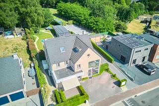Exclusieve woning met handelszaak, appartement, zwembad en lift.In de gemeente Houthalen-Helchteren ligt een woning met een wauw gevoel. De rustige...