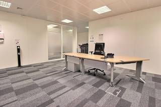 !! INVESTERINGSOPPORTUNITEIT !! Fantastisch gelegen verhuurde kantooruimte met een totale oppervlakte van 525 m² te koop op slechts 3 min. van de...