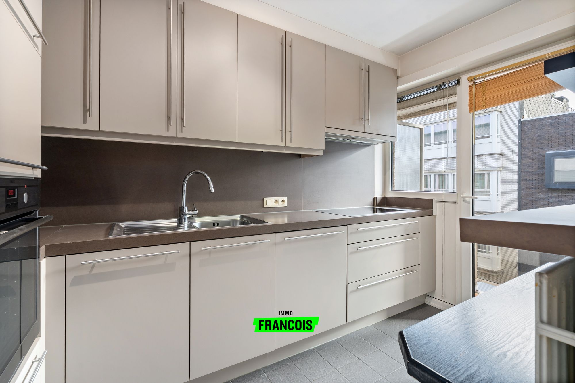 Te koop in Oostende: volledig gerenoveerd 2-slaapkamerappartement met balkon, terrassen en inbegrepen garagebox - foto 4