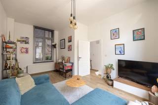 <p><span> </span></p><p><span>In een rustige straat in Borgerhout woon je hier midden in een wijk die bruist van creativiteit en buurtgevoel. Deze instapklare woning combineert een warme leefruimte, een aparte leefkeuken in het souterrain en twee volwaardige slaapkamers. Een huis met karakter, licht en een indeling die nét dat tikkeltje anders is.</span></p><p><span> </span></p><p><span>Leefkeuken als hart van het huis</span><span><br />De keuken bevindt zich in het souterrain en vormt hier een volwaardige leefruimte op zich. Dankzij de royale afmetingen is er plaats voor een grote eettafel, ideaal voor etentjes met vrienden of lange familiemomenten. De keuken is volledig uitgerust met gasvuur, oven, microgolf, vaatwasser en veel werk- en kastruimte. Aansluitend is er een praktische berging en aansluitingen voor wasmachine en droogkast. </span></p><p><span> </span></p><p><span>Licht wonen op het gelijkvloers</span><span><br />Op het gelijkvloers bevindt zich de gezellige woonkamer, waar grote ramen zorgen voor een fijne lichtinval. De warme vloer en de rustige afwerking creëren een aangename plek om te ontspannen. In de inkomhal is er een apart gastentoilet en ruimte voor vestiaire. </span></p><p><span> </span></p><p><span>Rust & comfort op de verdiepingen</span><span><br />Op de eerste verdieping vind je een ruime slaapkamer met charmante plankenvloer en veel licht, samen met de badkamer die is ingericht met een bad met douche, lavabo en toilet. De bovenste verdieping herbergt een tweede, zeer ruime slaapkamer met open dressing en een Veluxraam dat zorgt voor extra licht en een luchtig gevoel onder het dak.</span></p><p><span> </span></p><p><span>Leven in bruisend Borgerhout</span><span><br />De ligging is een absolute troef. Op wandelafstand liggen Park Noord, het Krugerplein en het Rivierenhof voor wie graag groen opzoekt. Voor cultuur en muziek kan je terecht bij Rataplan, Trix en De Roma. De buurt staat bekend om haar levendige horeca met adresjes zoals Glou Glou, Bar Leon en Pepper & Mint, naast tal van buurtwinkels en speciaalzaken. Openbaar vervoer en invalswegen zijn vlot bereikbaar, waardoor je hier rustig woont met de stad altijd dichtbij.</span></p><p><span> </span></p><p><span>geen maatregelen in register Handhaving.</span></p><p><span> </span></p><p><span> </span></p>