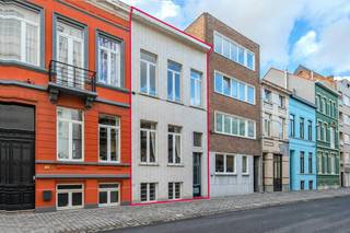 Karaktervolle herenwoning te koop met 3 slaapkamers gelegen langs de Leon Spilliaertstraat met 3 slaapkamers, koer, volledig onderkelderd en een indrukwekkende zolderkamer in het hart van Oostende. <br /><br />Indeling:<br />* gelijkvloers: <br />- inkomhal<br />- apart toilet<br />- zeer lichtrijke leefruimte met hoge plafonds<br />- keukenruimte voorzien van spoeltafel, vaatwasmachine, oven en gaskookplaat <br />- koer<br /><br />*Tussenverdieping<br />- toilet <br />- slaapkamer 1 (11 m²) <br /><br />*Eerste verdieping: <br />- slaapkamer 2 met douche, bad en lavabo <br />(mogelijkheden opsplitsen in 2 ruime kamers ( 43m²)<br /><br />*Zolderverdieping<br />- nachthal <br />- zolderkamer met authentieke houten balkenstructuur en dakramen (42m²)<br /><br />De woning biedt veel mogelijkheden en is ook volledig onderkelderd. <br /><br />Pluspunten:<br />- ruime herenwoning met veel karakter<br />- prachtige, multifunctionele zolderruimte<br />- zeer grote kelderverdieping met natuurlijk daglicht<br />- zeer centraal gelegen <br /><br />Op zoek naar een woning met karakter? Contacteer ons voor een bezoek ter plaatse. <br /><br /><br />Dit pand is onderworpen aan de renovatieverplichting van de Vlaamse overheid voor residentiële gebouwen (behoudens bij sloop binnen 5 jaar na de aankoop). Consulteer voor meer informatie de website van het Vlaams Energie- en Klimaatagentschap via https://www.vlaanderen.be/een-woning-kopen/renovatieverplichting-voor-residentiele-gebouwen<br /><br />Bestuursmaatregelen in het maatregelenregister: in aanvraag<br /><br />Deze AI-visualisaties zijn bedoeld als inspiratie. Er werd geen rekening gehouden met technische specificaties, stedenbouwkundige voorschriften of de concrete mogelijkheden tot realisatie.