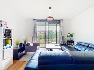 LIEU :<br /><br />L'appartement est situé dans le centre d'Aalter, près du parc verdoyant de Warande. De plus, vous pouvez profiter de l'excellent emplacement entre Gand et Bruges ici. Près des restaurants, des écoles et des magasins.<br /><br />MISE EN PAGE :<br /><br />Hall d'entrée - toilettes invités - salon - cuisine (réfrigérateur, congélateur, cuisinière, hotte, four et îlot de travail avec chaises hautes) - débarras - coin salon avec accès à la terrasse couverte - salle de bain avec douche et lavabo et meubles, chambre - cave.<br /><br />INFORMATIONS SUPPLÉMENTAIRES :<br /><br />L'appartement sera disponible à partir du 15/11/2026.<br />En plus du prix de location, il y a également 55,00€ de frais communs.<br /><br />La plupart des meubles sont inclus dans le prix de location. Le chauffage est fourni au gaz. Vue magnifique sur le parc de Warande.<br /><br />DEMANDE DE VISITE :<br /><br />N'oubliez pas de consulter également la visite virtuelle disponible. Ça vaut vraiment le coup !<br />Vous souhaitez visiter la propriété ? N'oubliez pas de demander votre visite via MijnhuurProfiel !