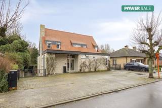 Zoekt u een huis op een toplocatie die u naar eigen hand kan zetten? Gelegen in een begeerde wijk vlakbij het Tangebeekbos, biedt deze villa de perfecte balans tussen rust en bereikbaarheid.Dankzij de ruime parkeergelegenheid vooraan is dit pand ideaal voor wie wonen en een vrij beroep wil combineren. Achteraan vindt u een dubbele garage en een hoge carport (voorheen voor een camper).De buitenzijde kreeg al een flinke upgrade: een vernieuwde gevel, een nieuw dak en 9 zonnepanelen. Hoewel het huidige EPC (label F) geen rekening houdt met de aanwezige Aluthermo Quattro-isolatie, ligt een sprong naar label B binnen handbereik. Binnen geniet u van een flexibele indeling met tal van troeven;Gelijkvloers: Slaapkamer met badkamer en praktijkruimteVerdieping: 2 slaapkamers, bergzolder en ruimte voor een extra badkamerKelder: Volledig onderkelderdDit pand is onderworpen aan de renovatieverplichting van de Vlaamse overheid voor residentiële gebouwen (behoudens bij sloop binnen 5 jaar na de aankoop). Consulteer voor meer informatie de website van het Vlaams Energie- en Klimaatagentschap via https://www.vlaanderen.be/een-woning-kopen/renovatieverplichting-voor-residentiele-gebouwen