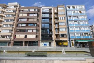 Op een bijzonder gunstige locatie aan de Koninginnelaan 60 in Oostende bevindt zich dit kleinschalig en klassevol gerenoveerde appartementsgebouw. Dankzij de uitstekende ligging, de <strong>gunstige oriëntatie</strong> en de <strong>grote raampartijen</strong> genieten de appartementen van een overvloed aan natuurlijk licht en een bijzonder aangename woonbeleving.<br />Het appartementsgebouw is gelegen op slechts <strong>400 meter van het strand</strong> en Thermae Palace.<br /><br />Het volledige gebouw werd van boven tot onder <strong>zeer grondig en kwalitatief gerenoveerd</strong>, met bijzondere aandacht voor architectuur, comfort, energiezuinigheid en een tijdloze afwerking. Het interieurconcept en de inrichting werden verzorgd door A1AR Architecten en Design Oostende.<br /><br />Elk appartement beschikt over een <strong>ruime en lichtrijke leefruimte</strong> met een prachtig afgewerkte open maatwerkkeuken. De keukens zijn voorzien van een <strong>composiet werkblad</strong> en volledig uitgerust met een combi-oven, inductiekookplaat met geïntegreerde dampkap, koelkast en diepvriezer.<br /><br />De klassevolle afwerking wordt verder doorgetrokken met onder meer:
<ul>
<li>parketvloeren;</li>
<li><strong>warmtepomp met vloerverwarming en vloerkoeling;</strong></li>
<li>aluminium buitenschrijnwerk met vierseizoensglas;</li>
<li>ventilatiesysteem type C;</li>
<li>twee volwaardige slaapkamers;</li>
<li>twee stijlvol afgewerkte badkamers;</li>
<li>Stone Art-wandafwerking in de badkamers;</li>
<li>elegante inbouwkranen;</li>
<li>hoogwaardig (glas)maatwerk doorheen het appartement.</li>
</ul>
De appartementen zijn praktisch en comfortabel ingedeeld en omvatten een inkomhal, een ruime leefruimte met open keuken, <strong>twee slaapkamers</strong>, twee badkamers, een afzonderlijk toilet, een berging, <strong>twee terrassen</strong> en een privatieve kelderberging.<br />De bewoonbare <strong>oppervlakte</strong> van de appartementen bedraagt <strong>98m<sup>2</sup>.</strong><br /><br />Ook op energetisch en technisch vlak beantwoorden de appartementen aan de hedendaagse verwachtingen. Alle appartementen beschikken over een <strong>EPC-label A</strong>, een conforme elektrische keuring en een asbestvrij attest.<br /><br />Dankzij de combinatie van de uitstekende ligging, de lichtrijke ruimtes, het hoge afwerkingsniveau en het hedendaagse wooncomfort zijn deze appartementen uitermate geschikt als vaste woonst, maar eveneens als <strong>stijlvol tweede verblijf aan zee</strong>.<br /><br />De verkoop valt onder het stelsel van <strong>registratierechten.</strong><br /><br />Een unieke opportuniteit voor wie op zoek is naar kwalitatief en zorgeloos wonen in Oostende, in een appartement waar architectuur, comfort en verfijning perfect samenkomen.