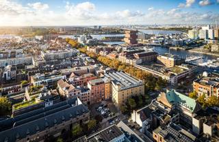 In hartje Antwerpen – aan het Hessenplein – badend in het groen, neemt het exclusieve woonconcept Amani zijn unieke plek in. Hier geniet je volop van alle troeven die het bruisende stadsleven met zich meebrengt, maar ook op praktisch vlak biedt deze centrale ligging heel wat voordelen. Ondanks de stedelijke setting woon je hier in alle rust en met uitzicht op twee prachtige binnentuinen, waar het heerlijk vertoeven is. Hier leef je ‘la vie en rose’.<br /><br />Amani Residences is een exclusief woonconcept op mensenmaat. Als bewoner van Amani geniet je met volle teugen van de combinatie van een bruisende stad en de rust van privaat woonerf. Via de private toegangen stap je zo een mini-stad binnen, waar je ongestoord in uw appartement en op uw terras kan genieten van de gezonde buitenlucht en de zon. Iemand zin in een gezellig feestje of aperitiefje met vrienden? Dit kan perfect in het gemeenschappelijk dakpaviljoen.<br />In Amani draait alles om luxe en klasse. Er komen 2 studio's, 21 spatieuze appartementen en 3 mondaine penthouses die individueel geoptimaliseerd werden met oog voor detail. Daarnaast komen er 2 kantoorruimtes of ruimte voor een vrij beroep. <br /><br />De gelijkvloerse appartementen beschikken over een privatieve tuin, de verdiepingen bezitten royale terrassen als aangenaam verlengstuk van de binnenruimte. De appartementen van Amani worden gekenmerkt door een onberispelijke luxegraad. De afwerking is tot in de puntjes verzorgd en voor het interieur krijg je een high-end basispakket ter beschikking dat je desgewenst kan personaliseren volgens je eigen voorkeuren. Een bijzondere troef is de unieke inhouse interieur- en kopersbegeleiding.<br /><br />Prijzen starten vanaf € 252 950,00. In de ondergrondse parkeergarage dient er een staanplaats mee aangekocht te worden.<br />Info en verkoop:<br />De verkoop geschiedt onder BTW op de constructies en registratierechten op de grond en de opstallen, onder vw van wet Breyne. Contacteer Karin (0486/97 84 27, karin@reds.be) voor meer info.