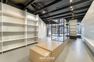 Interesse? Voor meer info en foto’s, surf naar www.SWEVERS.be. - Heb je altijd al gedroomd van een modern handelspand in het stadscentrum? En ben je je hart verloren aan de charmes van de stad Beringen? Dat komt dan héél goed uit! Gelegen naast de recentelijk vernieuwde Grote Markt, pronkt een knap handelspand met een riante etalage. De winkel werd gebouwd in 2003 en is klaar om jouw ondernemersdromen waar te maken. Zo biedt het pand niet alleen een strakke en trendy uitstraling met een vleugje industrieel design, maar ook alle moderne voorzieningen die je nodig hebt. Met een alarminstallatie, airconditioning en internet sta je hier in de startblokken voor een succesvolle onderneming. De ligging van de winkel is haastweg perfect. Dagelijkse passage is hier dus gegarandeerd. Momenteel is het handelspand ingericht als een eigentijdse winkelruimte. De royale etalage brengt de perfecte hoeveelheid licht binnen en creëert een naadloze verbinding met het stadse leven. Met een totale oppervlakte van 111m² geniet je van een praktische indeling om kleding, schoenen en accessoires stijlvol te presenteren. En er werd ook aan het comfort en de opbergmogelijkheden gedacht dankzij een fantastische bergruimte van 52,00m² achteraan de winkel. Bovendien worden de puntjes op de i gezet door de talrijke parkeerplaatsen recht voor de deur! Contacteer ons voor een bezoek ter plaatse via 011 255 155. Bron bewoonbare opp.: EPC-Verslag.