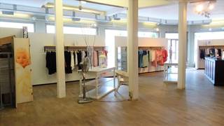 Zeer goed gelegen commerciële ruimte van ca. 129m². Dit pand heeft een vitrine van maar liefst ca. 20,59m. Uitstekend gelegen in het centrum van Tienen! Dit pand omvat 2 aaneengesloten winkelruimtes, opslagplaats, berging, toilet en stadskoer. De verwarming is elektrisch. Door de ligging is dit een uitstekend handelspand. Voor meer info en/of een bezichtiging, kan u zich enkel en alleen registreren via de gele knop "bezoek aanvragen" onder de advertentie of via deze link: https://LTC.mijnhuurprofiel.be/property/c394d91f-89e4-4080-baea-7d05a93c632d. LET OP: telefonische oproepen en mails beantwoorden wij NIET!.