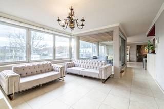 Op een toplocatie, <strong>pal in het centrum </strong>van Ingelmunster en op <strong>amper 50 meter van de markt</strong>, bevindt zich dit verrassend ruime en uitstekend onderhouden appartement. Winkels, horeca, openbaar vervoer en alle dagelijkse voorzieningen liggen op wandelafstand, waardoor u geniet van een uiterst comfortabele woonomgeving.<br />Via de inkomhal, voorzien van een gastentoilet, bereikt u een eerste slaapkamer die ook perfect dienst kan doen als bureau of hobbyruimte.<br />De <strong>lichtrijke leefruim</strong>te met eetplaats sluit naadloos aan op de<strong> volledig ingerichte keuken</strong>. Dankzij de g<strong>rote raampartijen</strong> baadt deze ruimte in natuurlijk licht en geniet u van een aangenaam open gevoel. Aansluitend bevindt zich een <strong>praktische berging, ideaal voor extra opslag en huishoudelijke voorzieningen.</strong><br />Vanuit de leefruimte heeft u rechtstreeks toegang tot <strong>de ruime, gezellige patio met terras.</strong> Deze private buitenruimte vormt een echte meerwaarde en biedt alle rust om te ontspannen of gezellig te tafelen, ondanks de centrale ligging.<br />De nachthal leidt naar de verzorgde badkamer, uitgerust met een douche en een stijlvol lavabomeubel. Daarnaast is er een tweede afzonderlijk toilet aanwezig. Verder beschikt het appartement over nog twee ruime slaapkamers die garant staan voor optimaal wooncomfort.<br />Dit instapklare appartement combineert een uitstekende <strong>centrale ligging</strong> met een doordachte indeling,<strong> ruime leefvolumes</strong> en een<strong> unieke buitenruimte.</strong> Een ideale woonst voor wie comfortabel en centraal wil wonen zonder in te boeten aan rust en kwaliteit.<br />Wenst u graag een bezoekje neem dan contact op, op het nummer 0476 356043