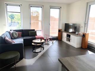 Lichtrijk appartement pal in centrum van Houthulst.Het appartement bestaat uit: ruime inkomhal met apart toilet - luchtige leefruimte met open keuken...