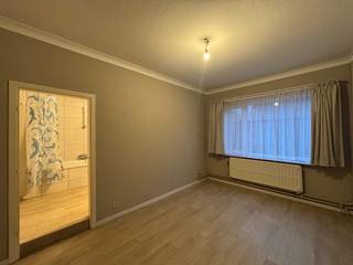 Zeer ruim duplex-appartement, gelegen nabij het centrum van Mol. (geen lift aanwezig)Bestaande uit:Op het gelijkvloers- Privé inkom- Badkamer- 1...