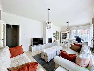 Deze ruime gezinswoning combineert comfort, een praktische indeling en een onderhoudsvriendelijke tuin met zonnig zuid gericht terras.<br /><br />Op het gelijkvloers vindt u een ruime inkomhal, gezellige leefruimte met sfeerhaard, lichtrijke eetkamer met open keuken en kookeiland, apart toilet, berging en een droge kelder met wasplaats. Op de eerste verdieping zijn er 3 ruime slaapkamers, waarvan een master bedroom van maar liefst 32 m² met balkon die eventueel kan worden opgesplitst, een moderne badkamer en extra berging. De geïsoleerde zolder van 60 m² biedt bijkomend potentieel voor extra kamers, bureau of hobbyruimte.<br /><br />Buiten geniet u van een aangelegde oprit met poort, garage, fietsenberging, opslagruimte, serre, tuinberging en een onderhoudsvriendelijke tuin van 350 m².<br /><br /><strong>Extra troeven:</strong> elektriciteit conform, EPC label B, zonnepanelen, thuisbatterij, laadpaal en asbestveilig.<br /><br /><strong>Weet</strong>: De vermelde prijs is een richtprijs/startprijs. Deze methode geeft jou, als potentiële koper, de kans om op een transparante manier te bieden. Na ontvangst van deze biedingen zal de verkoper beslissen of hij/zij de eigendom verkoopt aan het hoogste bod, de richtprijs is aldus niet bindend voor de verkoper.<br /><br /><strong>Benieuwd naar deze absolute topper ?? Schrijf je dan in voor een bezoekmoment !!</strong><br />Maak snel jouw <strong>afspraak </strong>via immo@vastgoed-ff.be, bel <strong>Gunther op 0476/60 67 96</strong> of bel tijdens de kantooruren naar<strong> 053/21.21.21</strong><br /><br /><strong>Tot gauw. Voor snelle beslissers!</strong><br /><br /> 
