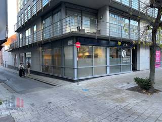 Op een toplocatie langs de Rijselsestraat in Kortrijk, één van de belangrijkste invalswegen  en uitgevend op de Grote Markt, bevindt zich dit ruime...