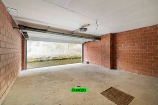 Dubbele garagebox te koop in rustige wijk. <br /><br />Ideaal voor twee wagens of opslagplaats.