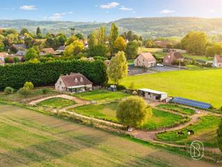 BEZOEKDAG 17/10/2026 14U30-17UPrachtige landelijke villa met 4 slaapkamers, dubbele garage en adembenemend uitzicht op 7.248 m²!In het prachtige, rurale Ellezelles bevindt zich deze ruime landelijke villa, verscholen in een ware oase van rust. Op een magnifiek perceel van maar liefst 7.248 m² geniet je hier elke dag van ruimte, privacy en een weids uitzicht over het glooiende landschap van het Pays des Collines. Een unieke plek voor wie droomt van landelijk wonen, omringd door groen en natuur!Indeling: ruime inkomhal, apart toilet met lavabo, royale woonkamer en een aangrenzende, landelijk ingerichte keuken voorzien van vaatwasser, kookfornuis, kookeiland en gezellig ontbijtmeubel. Vanuit de keuken bereik je de veranda, waar het prachtige uitzicht over de tuin volledig tot zijn recht komt en je rechtstreeks toegang hebt tot het terras.Verder beschikt het gelijkvloers over een praktische wasruimte, een slaapkamer en badkamer, waardoor gelijkvloers wonen perfect mogelijk is. De dubbele garage biedt bovendien alle ruimte voor wagens, fietsen en extra stockage.Op de eerste verdieping bevinden zich drie ruime slaapkamers, een tweede badkamer, een nachthal en een praktische zolderruimte. Met in totaal vijf slaapkamers en twee badkamers biedt deze villa bijzonder veel mogelijkheden voor een groot gezin, thuiswerk of het ontvangen van gasten. Bovendien is de woning volledig onderkelderd.Ook technisch is de woning uitgerust met het nodige comfort. De verwarming gebeurt via lucht-luchtwarmtepompen, aangevuld met pelletkachels in zowel de woonkamer als de veranda.Buiten is het vooral de uitzonderlijke ligging die meteen weet te overtuigen. Het royale perceel van 7.248 m², de rust en het prachtige vergezicht over het Pays des Collines creëren een uniek gevoel van vrijheid. De uitgestrekte buitenruimte biedt bovendien volop mogelijkheden voor tuinliefhebbers én voor wie droomt van het houden van dieren.Een karaktervolle villa op een uitzonderlijke locatie, waar ruimte, natuur en landelijk wonen samenkomen. Hier kom je thuis en geniet je elke dag opnieuw van rust en vrijheid!Te koop via Immo Beguin, jouw vastgoedexpert sinds 2009.